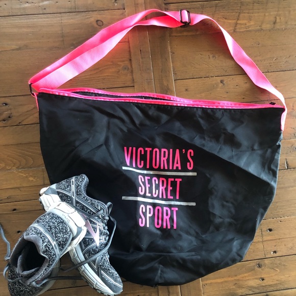 Victoria's Secret Handbags - 🎉🎉FINAL SALE🎉🎉Victoria’s Secret Gym Bag